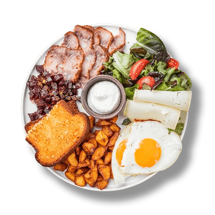 Великий сніданок із баликом сома, буряком, вершковим кремом із хріном, теплим хлібом та свіжими овочами від ресторану 100 років тому вперед.