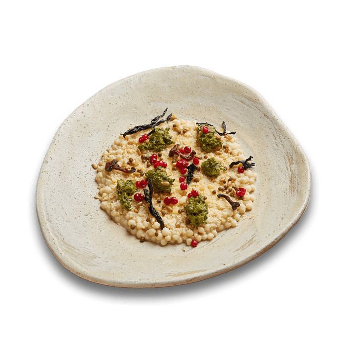 Качана каша в тісті, приготована з прянощами, зеленню та бринзою, подана на тарілці