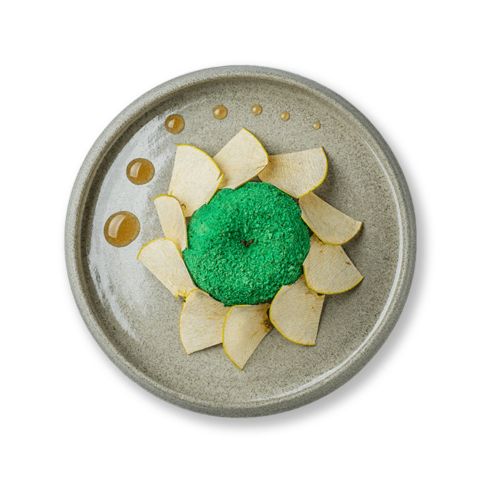 Тарілка десерту Гамула: яблучне суфле з бісквітом та бринзою, елегантно подане