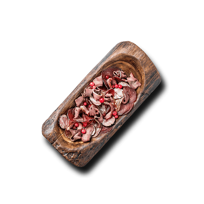 Тарілка з качиним м’ясом, оленячим серцем та мациком, натхненна українською традицією приготування дичини.