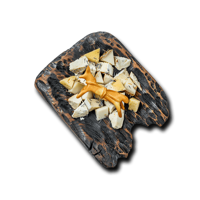 Сирна тарілка з добіркою найкращих локальних українських фермерських сирів.