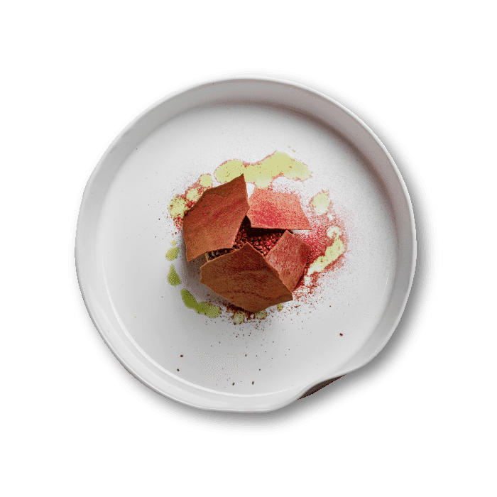 Креативний десерт з гречки, поданий на тарілці в ресторанній подачі