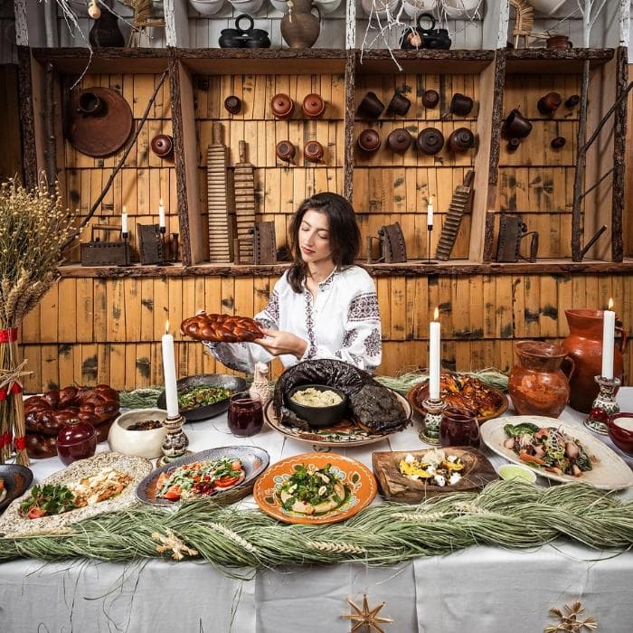 Український різдвяний набір: традиційні 12 пісних страв від ресторану “100 років тому вперед”, зокрема кутя, калита, запечений сом, салати, крем-супи та святковий кисіль.