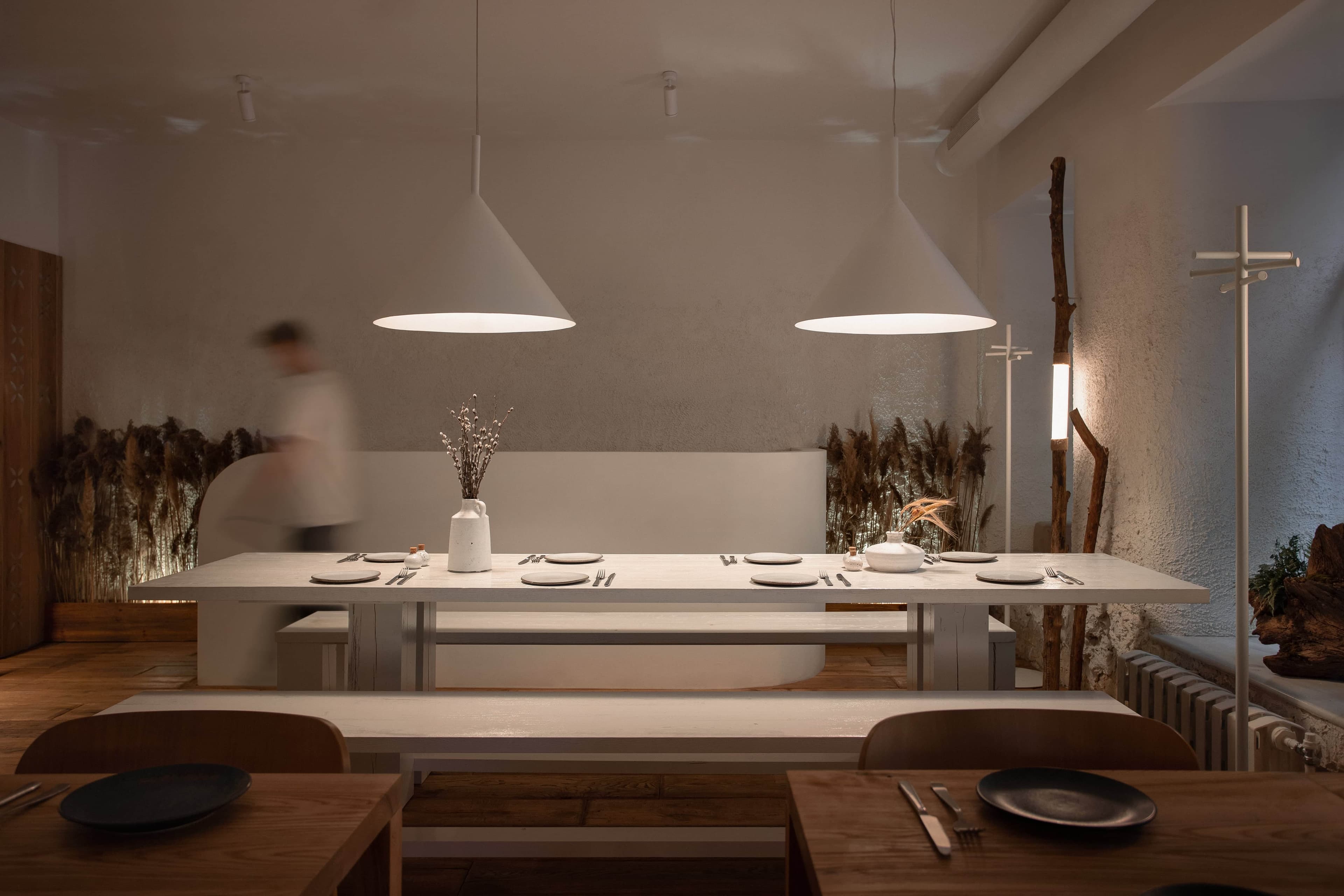 Другий поверх з великими вікнами, природним освітленням і просторим інтер’єром у ресторані «100 років тому вперед».