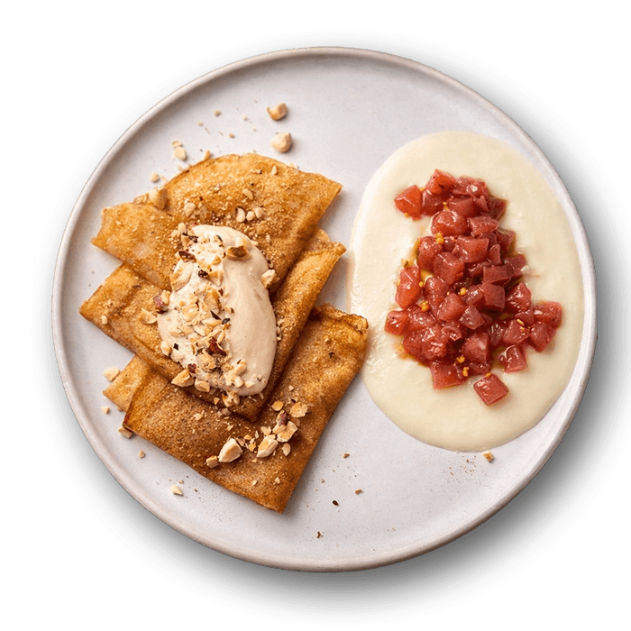 Млинці з карамелізованою грушею та горіховим соусом