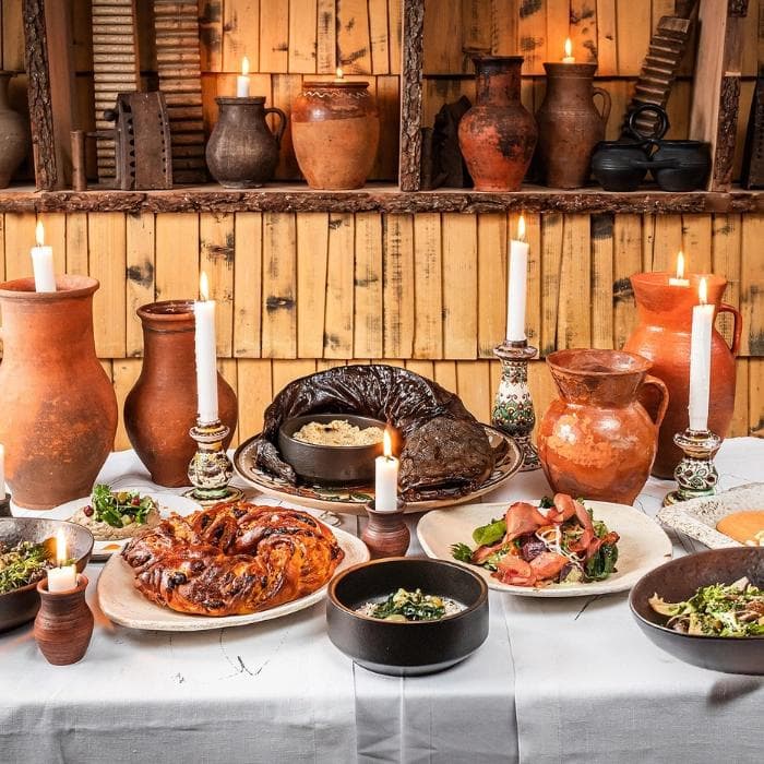 Рибна новорічна вечеря для двох із запеченим сомом від ресторану “100 років тому вперед”: закуски, салати, калита, товчанка та цілий запечений сом із буряковими заквасками.