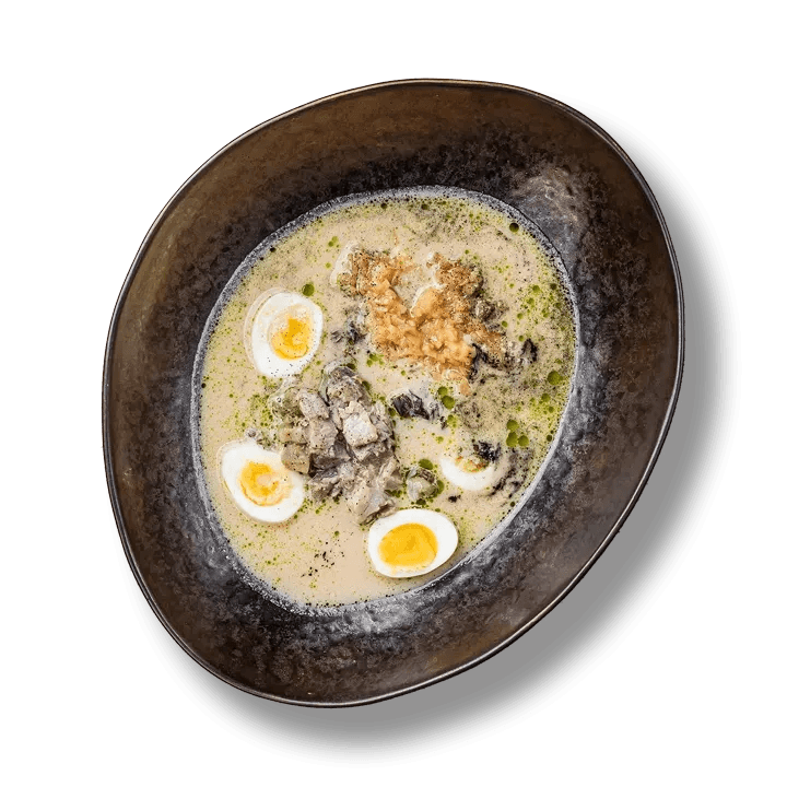 Тарілка білого борщу з трьома видами риби та пастернаком у ресторанній подачі