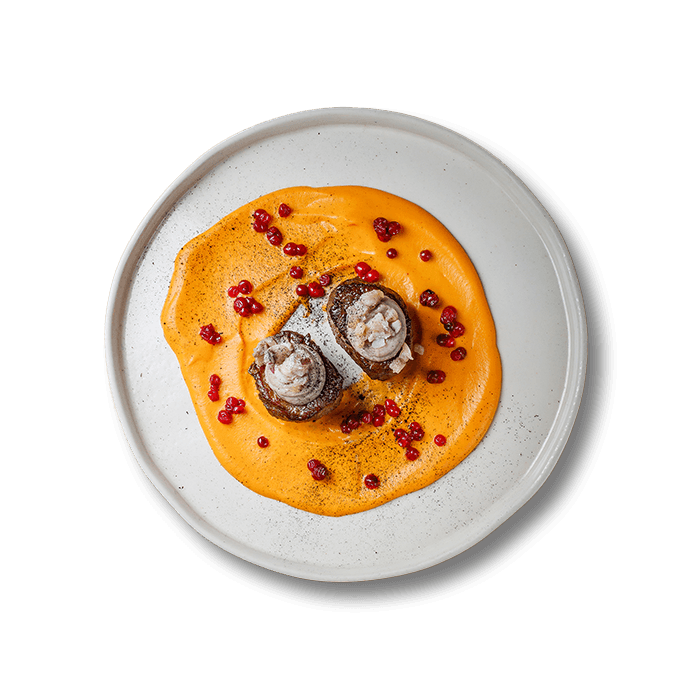 Тарілка філе яловичини з скумбрією, прикрашена та подана в ресторанній подачі